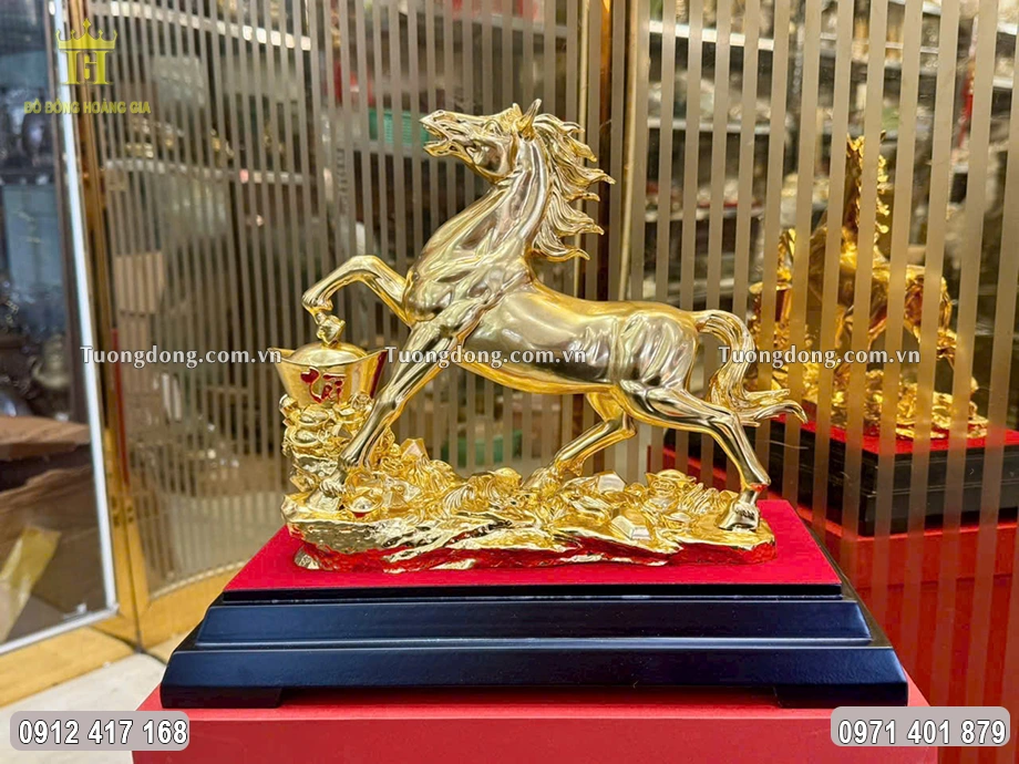 Toàn bộ bề mặt được dát vàng 24K sang trọng